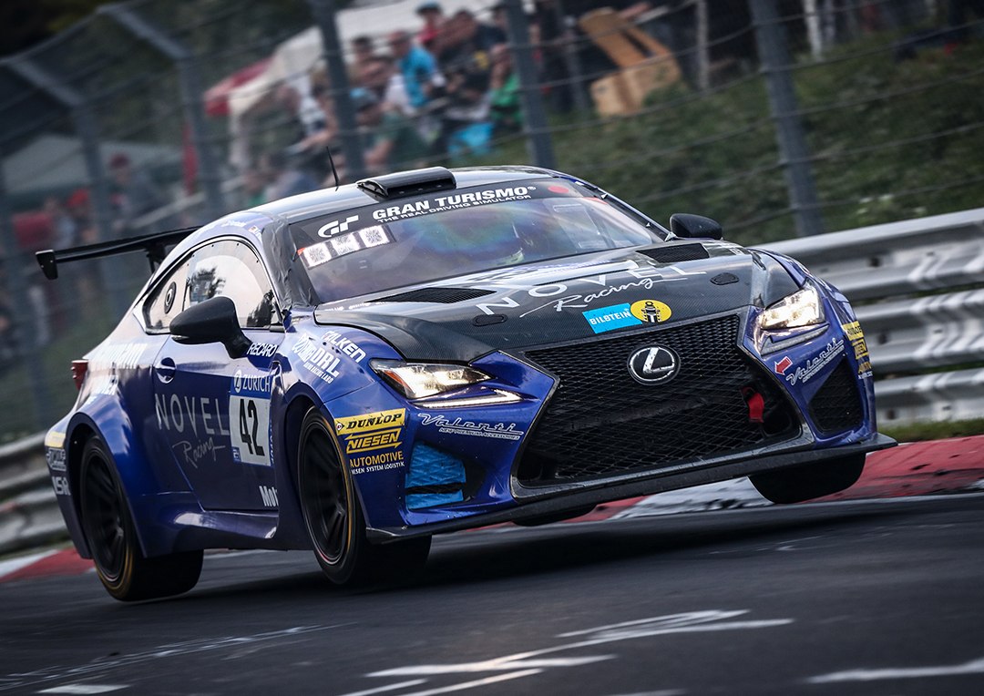 ニュルブルクリンクを走るNOVEL RC F