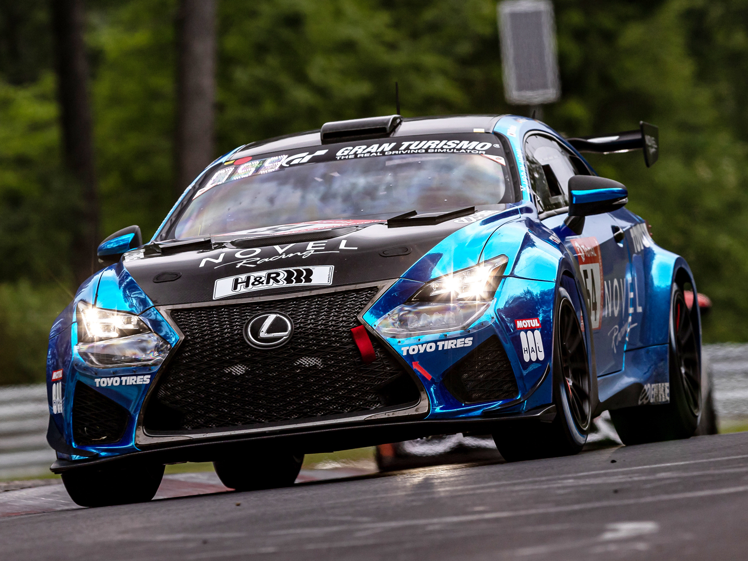 ニュルブルクリンクを走るNOVEL LEXUS RC F
